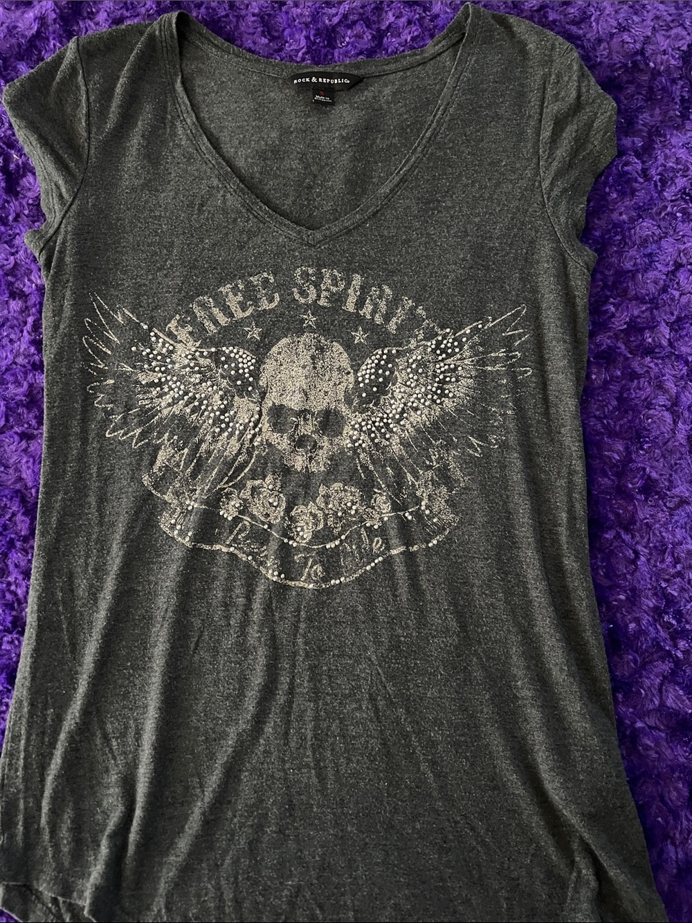 Rock & Republic Gray Skull Wing Graphic V-Neck Tee